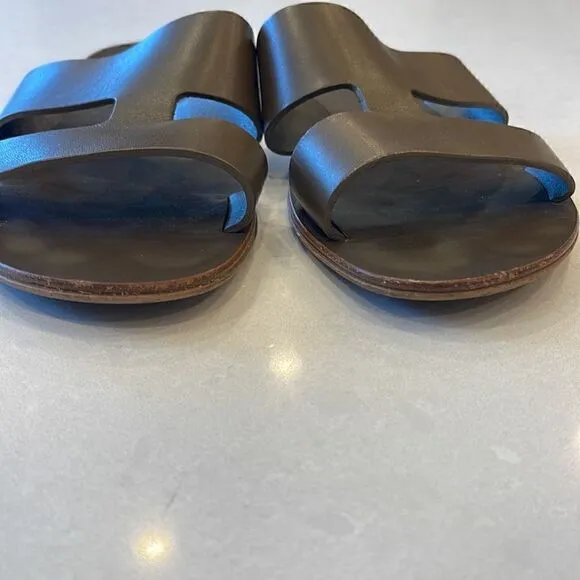Everlane women’s sandals size 7 leather great taupe color made in Italy, quality
