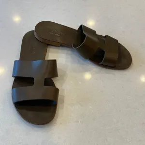 Everlane women’s sandals size 7 leather great taupe color made in Italy, quality