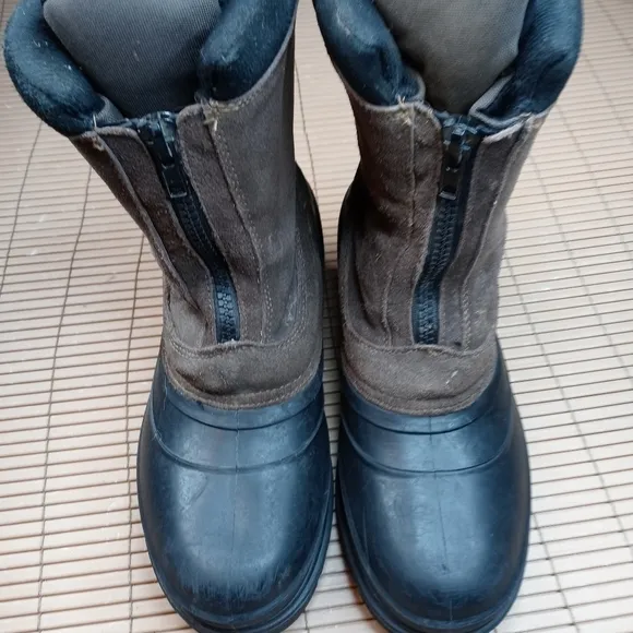 Falls Creek men's sz 10 duck boots. Leather shaft front zip. Waterproof. 200gm 3
