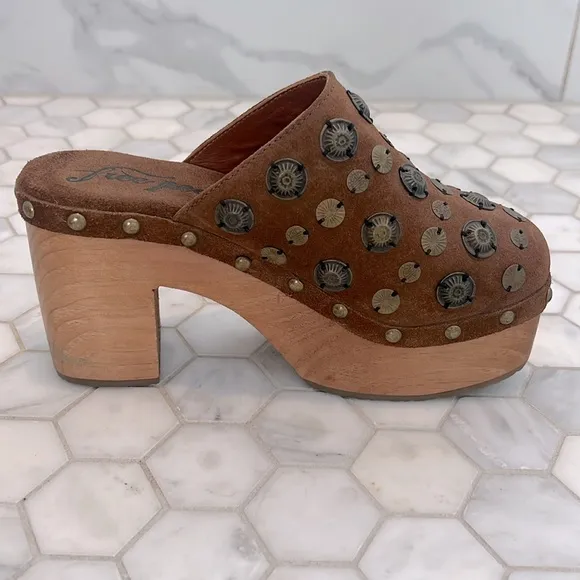 Free People Claudia Leather Wood Heel Studded Platform Clogs Sandals Women’s 7