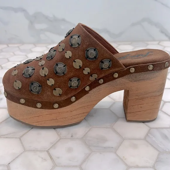 Free People Claudia Leather Wood Heel Studded Platform Clogs Sandals Women’s 7
