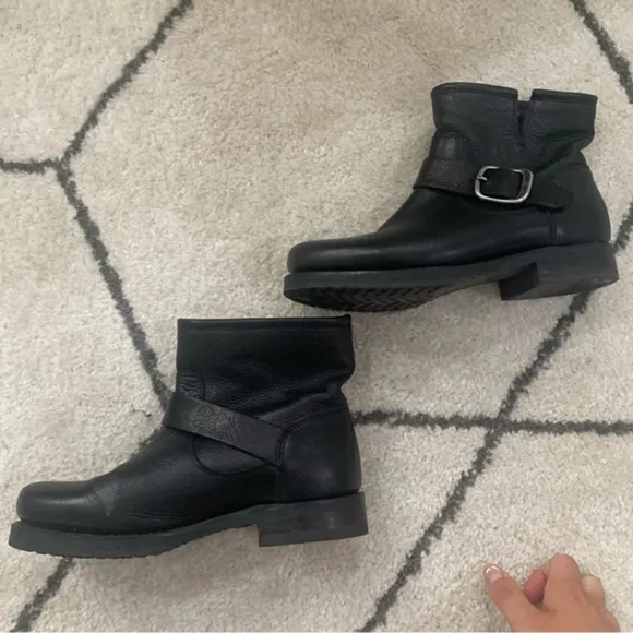 Frye Ankle Boots Veronica Buckle in Black Leather