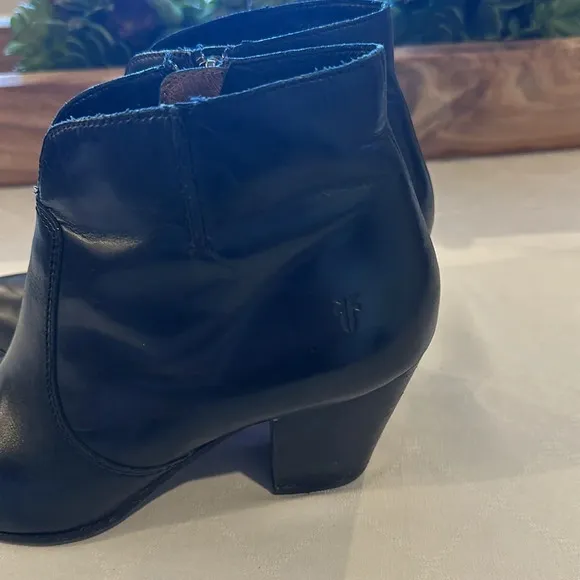 Frye Classic Jennifer Pointed Toe Ankle Bootie boot boots Black Leather Sz 8 EUC