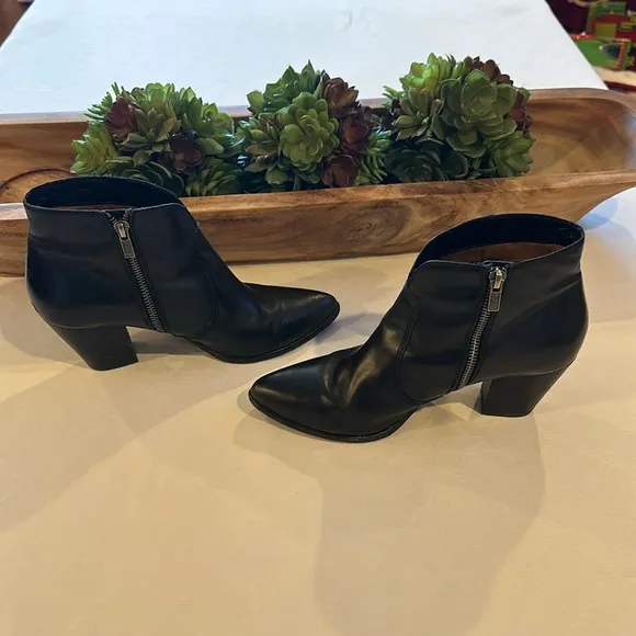 Frye Classic Jennifer Pointed Toe Ankle Bootie boot boots Black Leather Sz 8 EUC