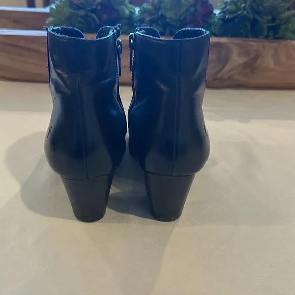 Frye Classic Jennifer Pointed Toe Ankle Bootie boot boots Black Leather Sz 8 EUC