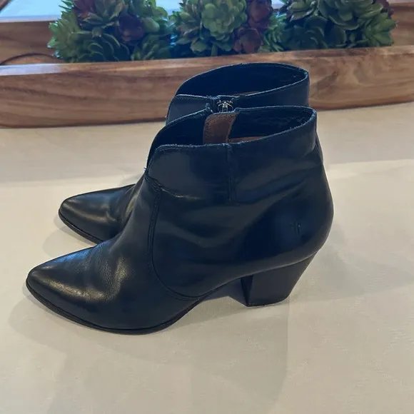 Frye Classic Jennifer Pointed Toe Ankle Bootie boot boots Black Leather Sz 8 EUC
