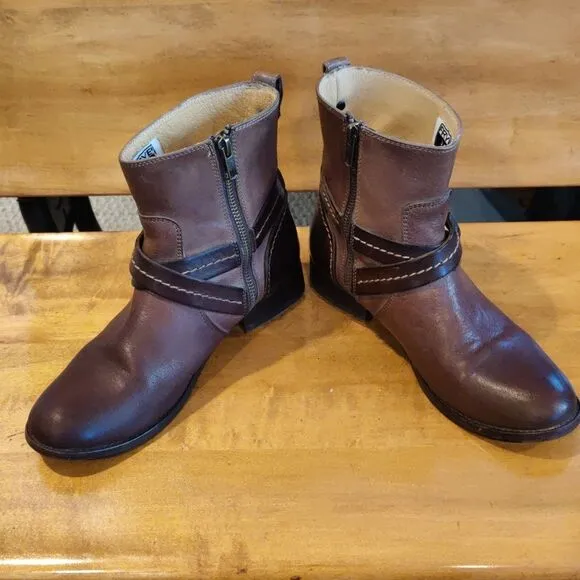 Frye harness ankle boots size zip size 6.5