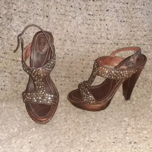 FRYE-Joy T-Strap Studded Brown Leather- Block Heel-Platform-Sz 7B-Excellent