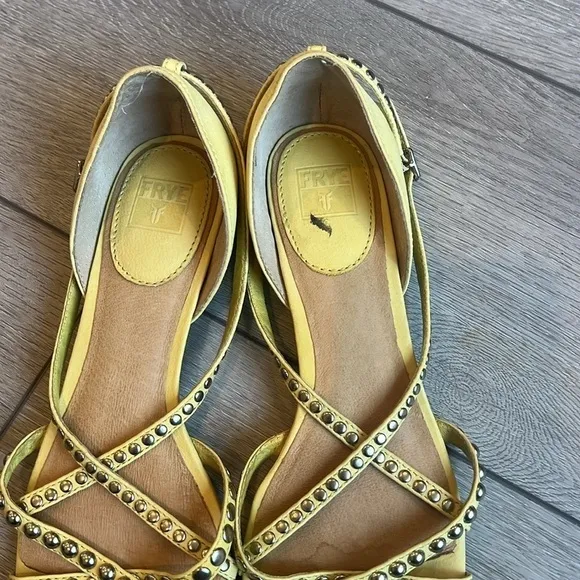 Frye Margot yellow studded leather cross strap sandals size 9