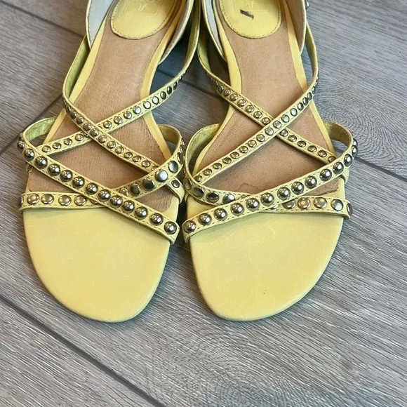 Frye Margot yellow studded leather cross strap sandals size 9