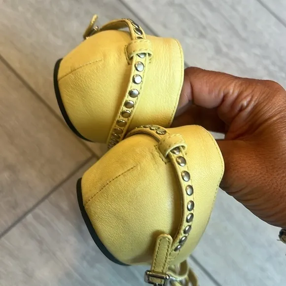 Frye Margot yellow studded leather cross strap sandals size 9