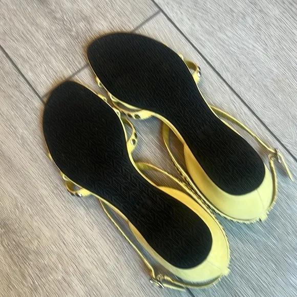 Frye Margot yellow studded leather cross strap sandals size 9
