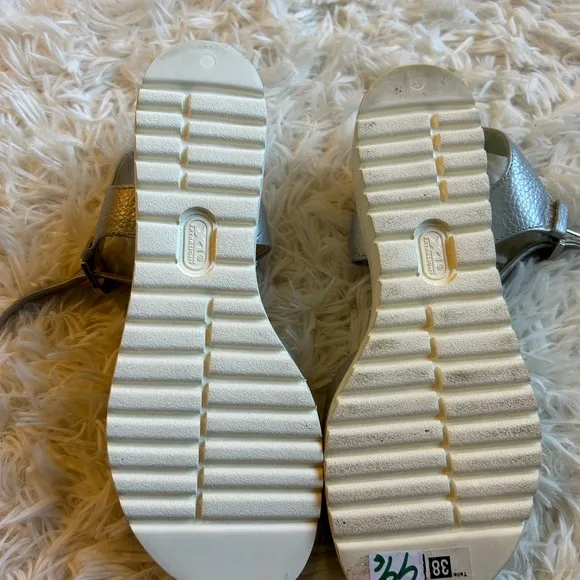 Gadea silver platform leather wedge sandals size 7 (38)