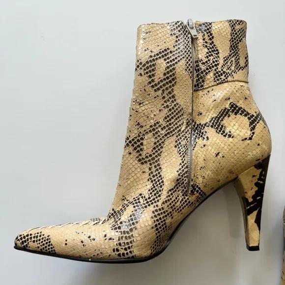 Gianni Bini snakeskin pointed toe Heeled Boots