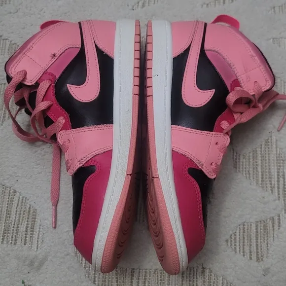 Girls Nike Air Jordan 1 Mid Coral Chalk Sz 3Y