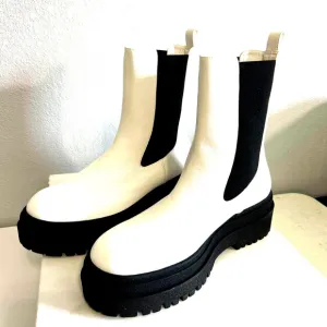 Good American Chunky Leather New Chelsea White and Black Combat Boots NIB 9.5