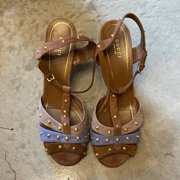GUCCI Jacquelyne Suede Studded T-Strap Sandalas/Heels sz 39