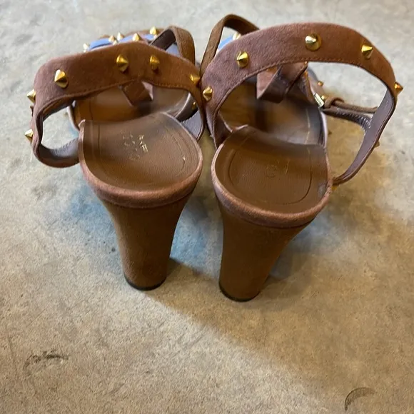 GUCCI Jacquelyne Suede Studded T-Strap Sandalas/Heels sz 39