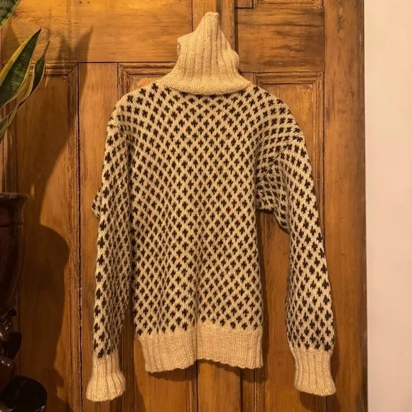 Houndstooth cream and brown vintage turtleneck wool long sleeve knit sweater