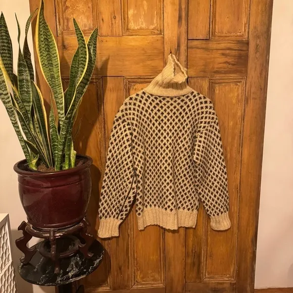 Houndstooth cream and brown vintage turtleneck wool long sleeve knit sweater