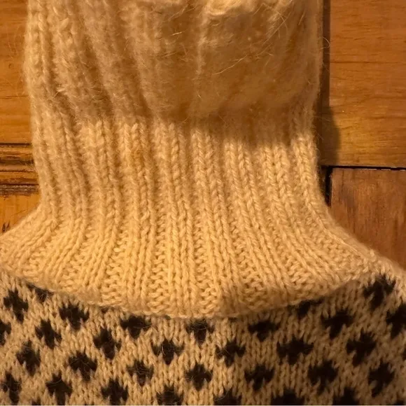 Houndstooth cream and brown vintage turtleneck wool long sleeve knit sweater