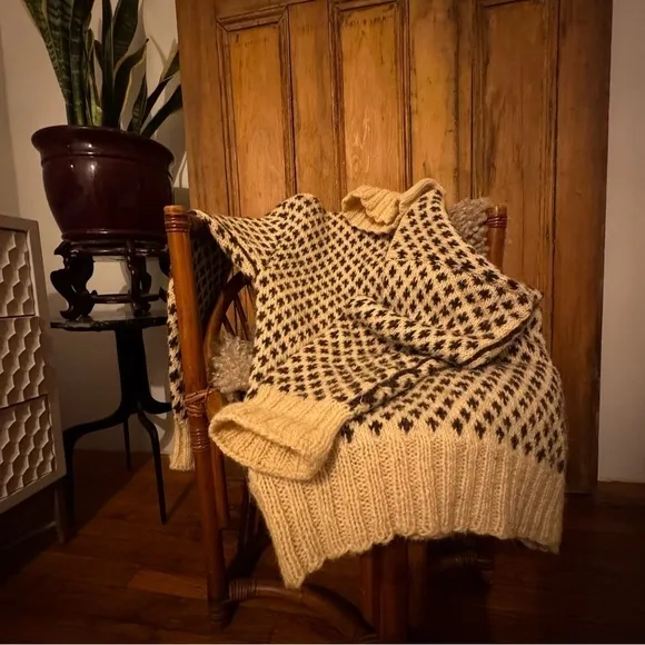 Houndstooth cream and brown vintage turtleneck wool long sleeve knit sweater