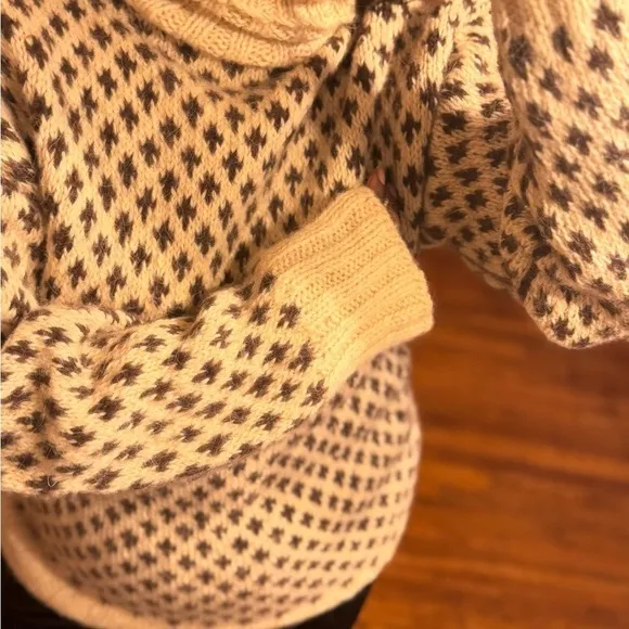 Houndstooth cream and brown vintage turtleneck wool long sleeve knit sweater