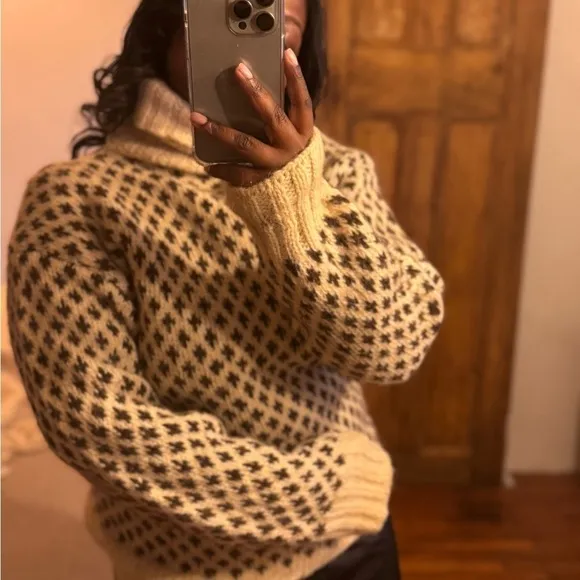 Houndstooth cream and brown vintage turtleneck wool long sleeve knit sweater