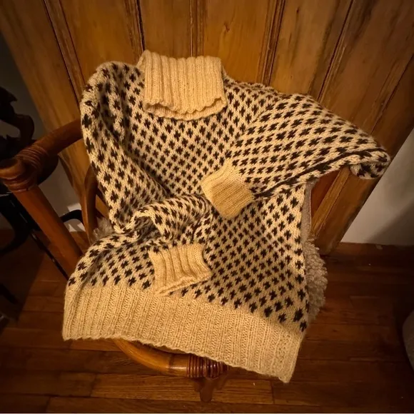 Houndstooth cream and brown vintage turtleneck wool long sleeve knit sweater