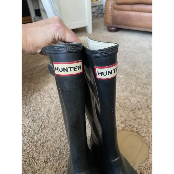 Hunter girls sz. 4 classic black rain boots. Great pair