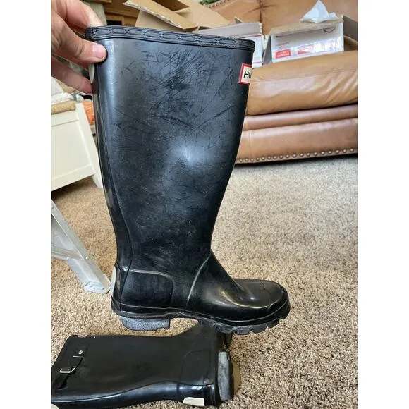 Hunter girls sz. 4 classic black rain boots. Great pair