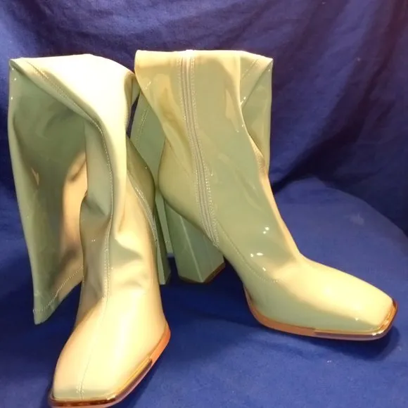 ISLE  YOU  KNOW UR HAPPY WHEN  Boots ( BRAND NEW !!! )