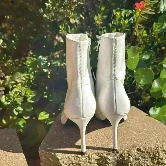 Jeffrey Campbell women’s daring vegan pointed toe booties size 5.5