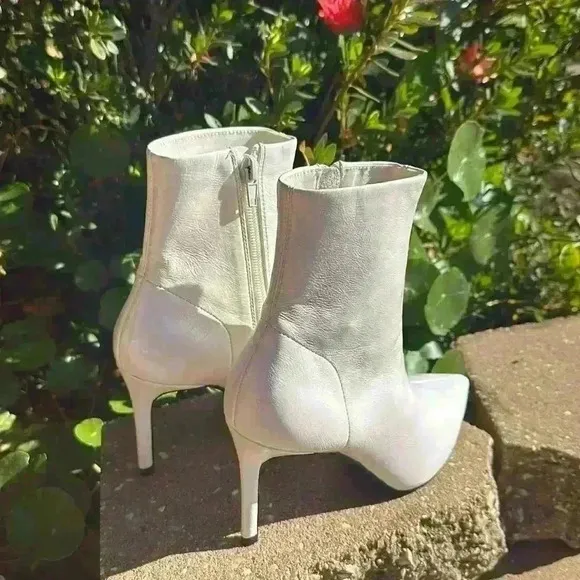 Jeffrey Campbell women’s daring vegan pointed toe booties size 5.5