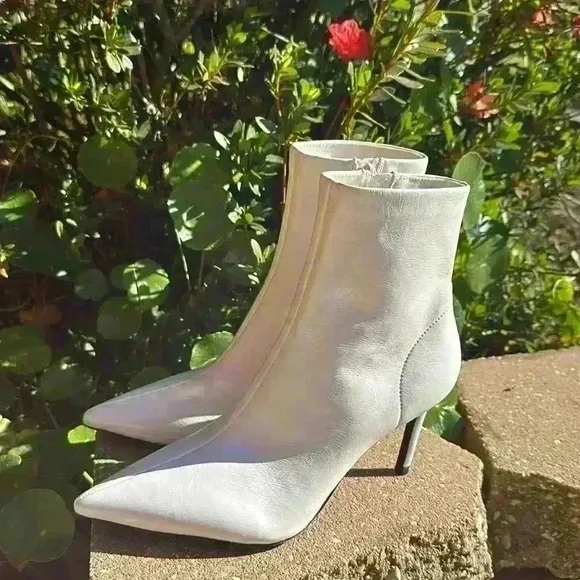 Jeffrey Campbell women’s daring vegan pointed toe booties size 5.5