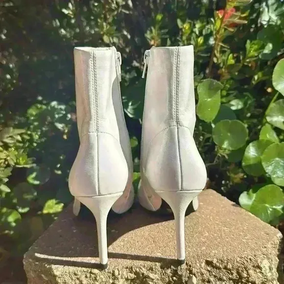 Jeffrey Campbell women’s daring vegan pointed toe booties size 5.5
