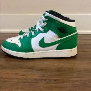 Jordan Green and White Sneakers Mid-Top Classic