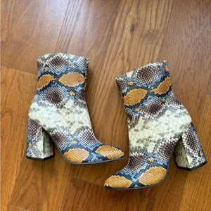 Kaari Blue Snakeskin Faux Leather Chunky Heel Boots Womens Sz 7