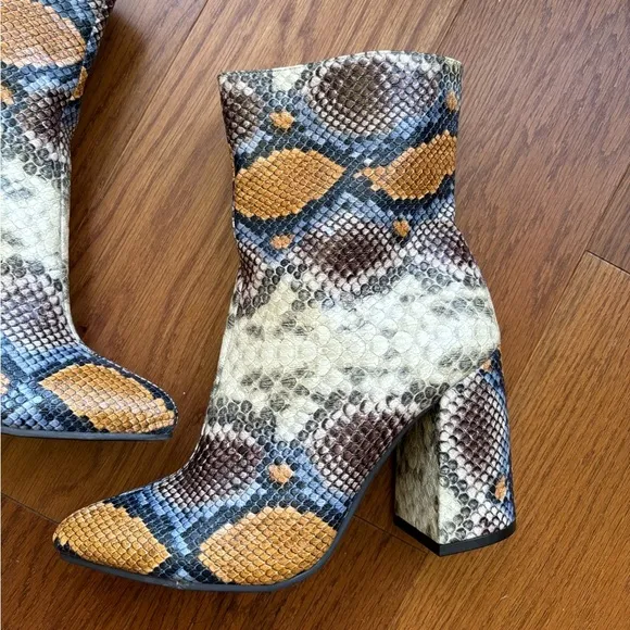 Kaari Blue Snakeskin Faux Leather Chunky Heel Boots Womens Sz 7