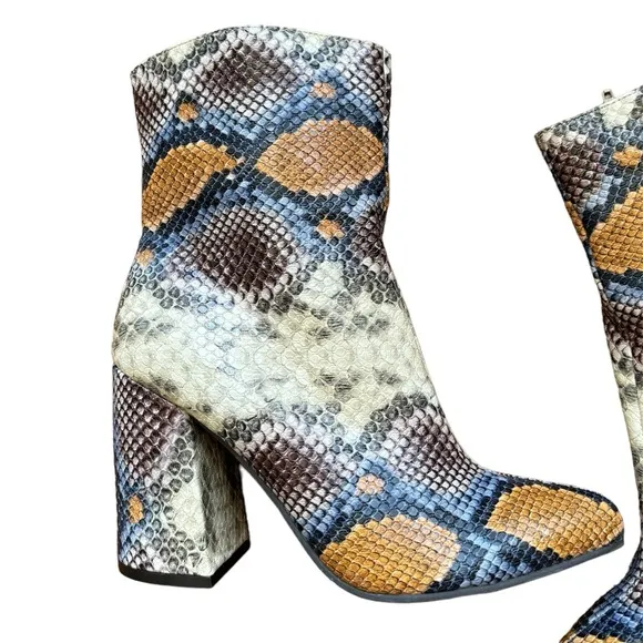 Kaari Blue Snakeskin Faux Leather Chunky Heel Boots Womens Sz 7