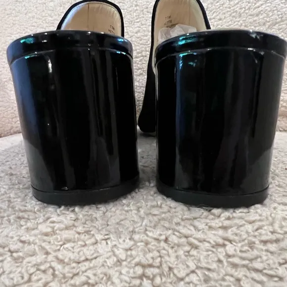 KARL LAGERFELD Suede block heel sandals. 🖤