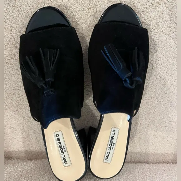 KARL LAGERFELD Suede block heel sandals. 🖤