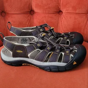 KEEN Men's Newport H2 Closed Toe Water Sandals Raven/Aluminum Grey