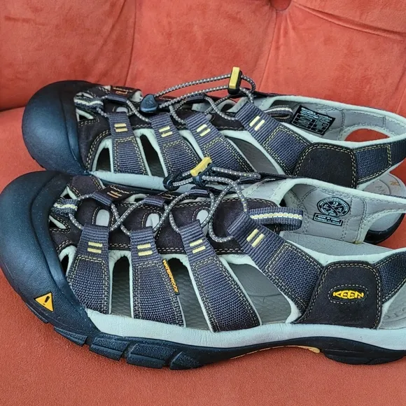 KEEN Men's Newport H2 Closed Toe Water Sandals Raven/Aluminum Grey