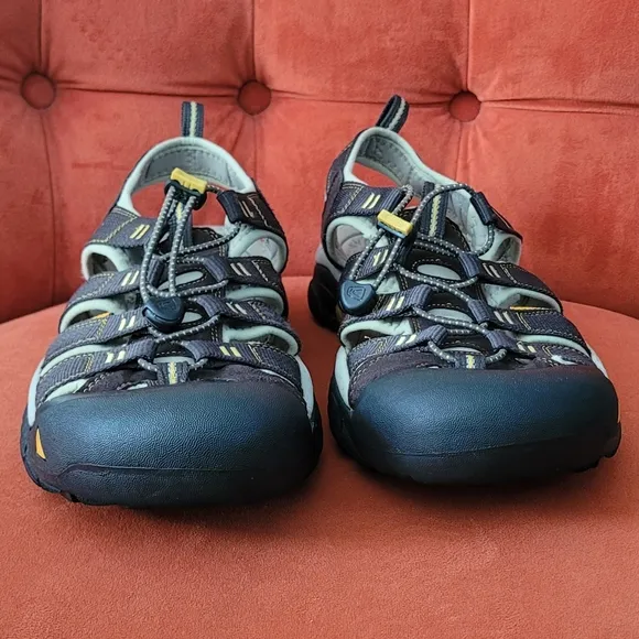 KEEN Men's Newport H2 Closed Toe Water Sandals Raven/Aluminum Grey