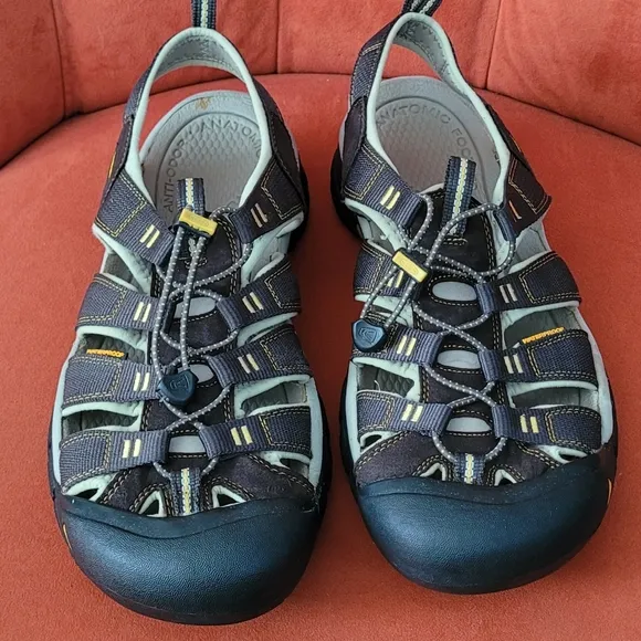 KEEN Men's Newport H2 Closed Toe Water Sandals Raven/Aluminum Grey