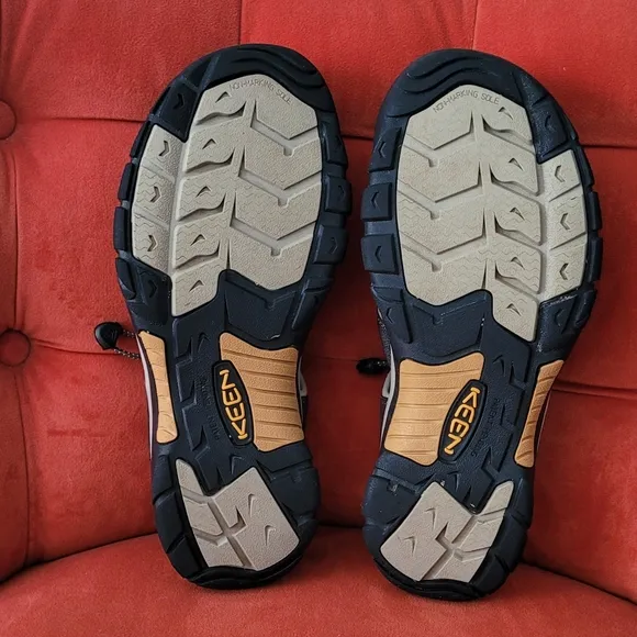 KEEN Men's Newport H2 Closed Toe Water Sandals Raven/Aluminum Grey