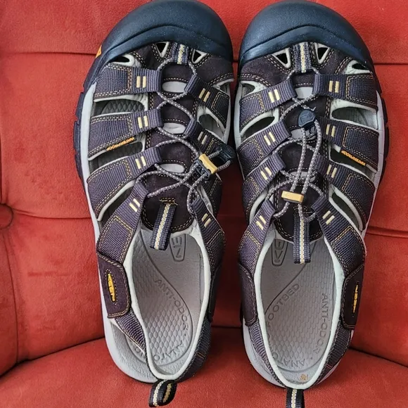 KEEN Men's Newport H2 Closed Toe Water Sandals Raven/Aluminum Grey