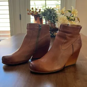 Kork Ease Womens Size 9.5 Brown Cognac Buttery Leather Wedge Ankle Boots Bootie