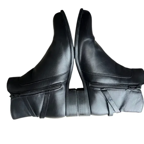 La Canadienne Waterproof Black Leather Ankle Boots size 7